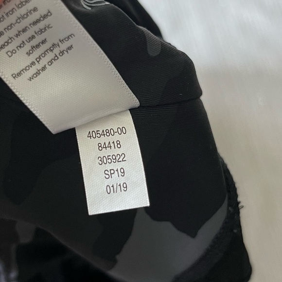 Athleta Camo Contender 7/8 Tight Leggings
Camouflage Yoga Pants Black L - Picture 8 of 10